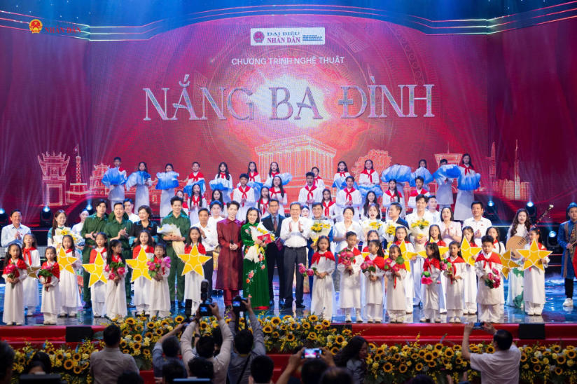 Chủ tịch Quốc hội Trần Thanh Mẫn dự Chương trình nghệ thuật chính luận "Nắng Ba Đình"
