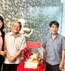 Lãnh đạo TPHCM thăm và tặng quà văn nghệ sĩ tiêu biểu
