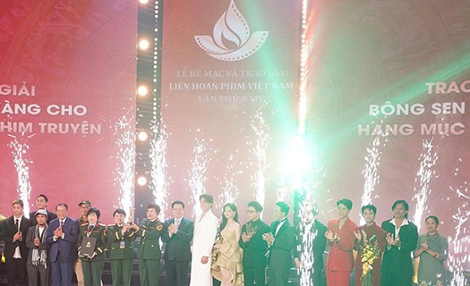 Phim Mưa đỏ đoạt Bông sen Vàng