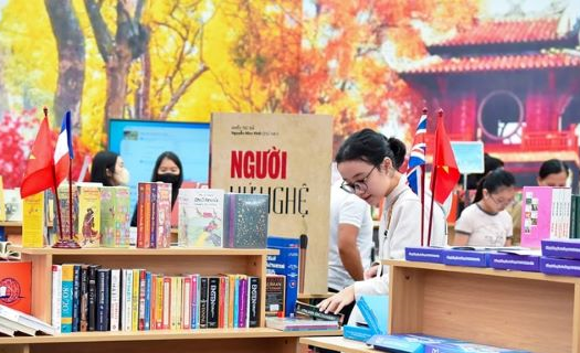 Văn học Việt: Nhìn lại để đi tới