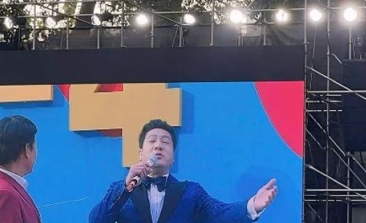 Các NSND Quốc Hưng và Tạ Minh Tâm hát mở màn Lễ kỷ niệm 50 năm Ngày Giải phóng miền nam, thống nhất đất nước