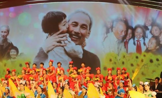 Xúc động chương trình nghệ thuật chính luận “Sáng mãi tên Người”