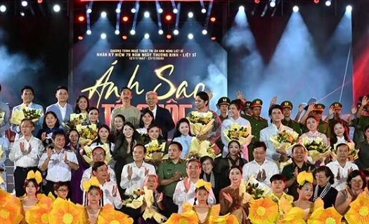 Lắng đọng với chương trình nghệ thuật "Ánh sao Tổ quốc"