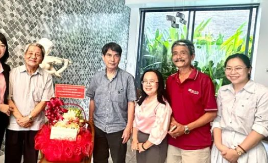 Lãnh đạo TPHCM thăm và tặng quà văn nghệ sĩ tiêu biểu